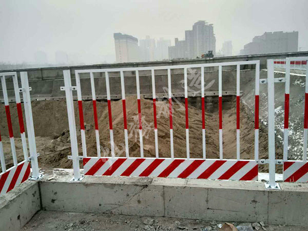 山西基坑護(hù)欄網(wǎng)圖片2